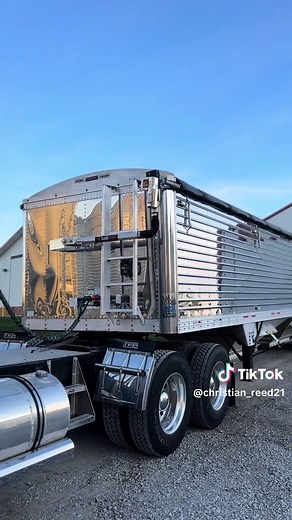 The blue beacon shine🪩😎 #kenworth #caterpillar #timpte #catdieselpower