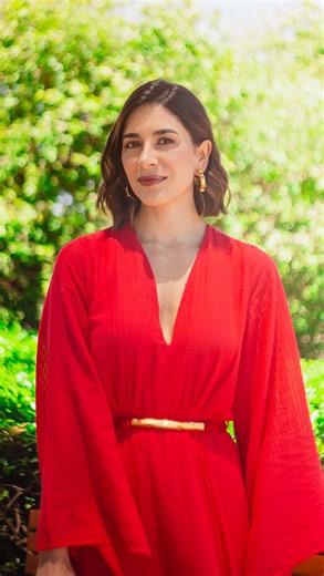 Pátio Batel on Instagram: "O que realmente faz diferença quando o objetivo é levar menos e aproveitar mais? A consultora de estilo Lais Machado (@laismachadoconsultoria) abre sua mala de verão e mostra como pequenas escolhas podem transformar a experiência de viajar: tecidos naturais que funcionam em vários momentos do dia, maiôs que viram body, vestidos que atravessam a programação inteira. Lais integra o ecossistema de profissionais e experiências do Programa Singular, atuando como personal s