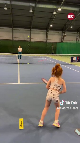 La increíble habilidad de Valisia en el tenis