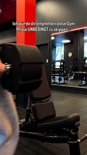 Erkan Sagir | Certified Personal Trainer on Instagram: "Diese Phase solltest du skippen ⬇️⬇️ ❌ 4 Sätze mit 8-12 Wiederholungen & du wunderst dich warum du keine Muskeln aufbaust? So baust du wirklich Muskeln auf : ✅ 2 Sätze bis zum Muskelversagen ✅ Erster Satz schwer mit 6-9wdh, zweiter Satz leichter mit 10-12wdh ✅ Jeden Muskel 2x pro Woche trainieren ✅mindestens 2 Restdays pro Woche Mein aktueller Trainingsplan ⬇️ ✅ Tag 1 Push 2x Butterfly 2x Schräge Brustpresse 2x Schulterpresse 2x Seitheben a