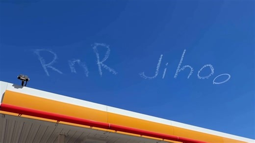 Jet writes heartwarming message in the sky above Melbourne