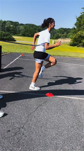 🔥 BANDED SPEED WORK FOR HOOPERS 🔥 High Knees ➝ Quick Reps ➝ Burst to Cone If you want real game speed, you have to train your body to explode on demand. 💨🏀 Drill Flow: 1️⃣ Strap into the band 2️⃣ Hit fast high knees short, sharp, explosive reps 3️⃣ Release and BURST to the cone 4️⃣ Reset, recover, and repeat Run it half court or full court depending on the workload you want. Why this works: ✅ Faster first step ✅ More powerful acceleration ✅ Cleaner sprint mechanics ✅ Quicker transition react