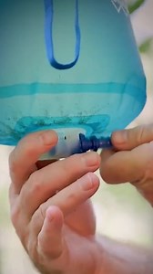 Water taken straight from a muddy river can quickly become clean and drinkable, with no strange taste at all. So how does it work? First, the bag is filled with dirty water, and then a packet of purification powder is added. Its key ingredients are ferric sulfate and calcium hypochlorite. Ferric sulfate helps the mud and tiny suspended particles in the water clump together and sink to the bottom. Calcium hypochlorite releases active substances that break through the membranes of harmful microorg