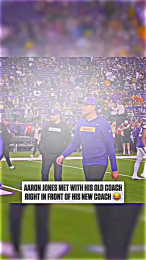 group hug? 😂 (via NFLonFOX) #nfl #aaronjones #minnesotavikings #greenbaypackers #fyp #football #fypシ゚viral #foryoupage #chicagobears #viral