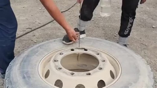 Ξεφούσκωμα ελαστικού φορτηγού   Μπουκάλι νερού