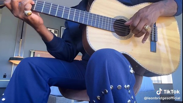 Sometimes all u need is one chord 🤎 #LeonBridges