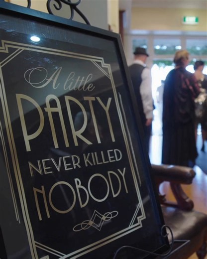 🌇 When the sun goes down, the Festival turns up. 💃🕺 Cocktails, dancing, vintage style and late-night glamour come together at 𝑫𝒆𝒄𝒐 𝑨𝒇𝒕𝒆𝒓 𝑫𝒂𝒓𝒌. Dress up, step out, and experience Art Deco Festival after hours. Book tickets and plan your Festival experience today! | Art Deco Napier