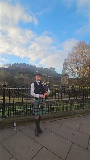 #bagpipemusic #scotish #edinburgh Traditional scotish bagpiper