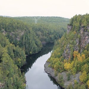 Did you know that Ontario has more than 2,600 trails for hiking and walking? Plus, there are hundreds of provincial parks, conservation areas and conservation reserves that are perfect for soaking in the views of the vast wilderness. What's your favourite trail to explore? 👇 | Destination Ontario