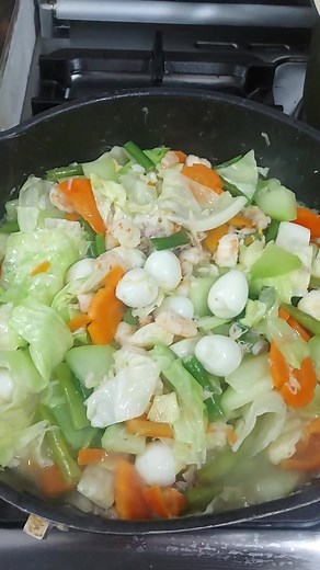 I love feeding my MIO family. Happy Tuesday everyone!😀🧡 | Daisy Del Valle-Leaño