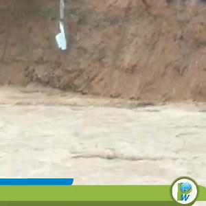 149K views · 1.7K reactions | FUERZA DEL RÍO SE LLEVA VIVIENDAS EN EL SECTOR DE LIMONES.  Hoy la fuerza de la naturaleza se vio con todo su poder, ante creciente súbita y desbordamiento en algunos sectores del Río Dagua.  A su paso se llevó algunas de las viviendas que están a un lado de la vía en el sector de Limones.  Hasta el momento no se conocen de pérdidas humanas. | Pacifico WEB | Facebook