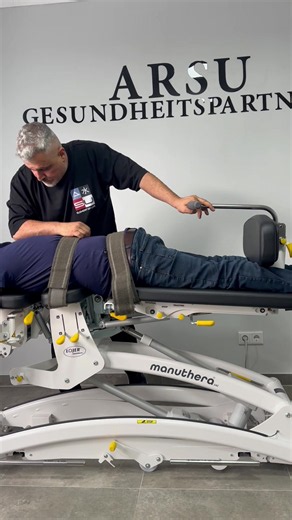 🔥 Mehr Beweglichkeit. Mehr Rotation. Mehr Möglichkeiten für die Wirbelsäule! 🔥 Mit meiner speziellen Liege für die Wirbelsäulenbehandlung lassen sich Flexion, Rotation und Dekompression gezielt miteinander kombinieren. 💪🦴 🎯 Individuelle Bewegungsmöglichkeiten 🔄 Gezielte Rotationsbewegungen 📏 Unterstützung der spinalen Dekompression ⚙️ Eine vielseitige Ergänzung für die moderne Wirbelsäulentherapie Für mich zählt: die richtige Technik, eine individuelle Anpassung und ein durchdachtes Behan