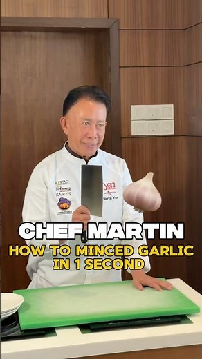 Legend Chef Uncle Yan teaches how to mince garlic fast #martinyan #masterchef #garlic #knifeskills