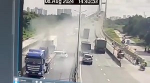 21K views · 115 reactions | Clip xe tải lùa hàng loạt xe trên cầu Phú Mỹ, TP Thủ Đức, TPHCM lúc 15h chiều nay ngày 8/8 | Vũng Tàu Media | Facebook