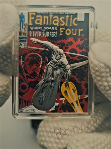 وأنا أمسك هالعلبة، حسّيت إني ماسكة صفحة من كتاب قديم… مش لعبة، ولا صورة عادية. صفحة تقول: في قصص تعيش أطول من غيرها. الغلاف غامق، فيه حركة ونقط كأنها طاقة بالفضاء، وشخصية Silver Surfer طالعة قدّامك كأنها طايرة من القصة. ليش؟ عشان الطفل يفهم إن الخيال مو هروب… الخيال بداية الفهم. داخل العلبة عملة فضة حقيقية، فضة 999، وزنها أونصة وحدة. خفيفة باليد، بس ثقيلة بالمعنى. مو شي ينكسر… شي يبقى. عددها محدود 1000 قطعة بالعالم. وهذا يعلّم ولدي إن مو كل شي متوفر دايمًا، والأشياء القليلة غالبًا يكون لها قيمة 