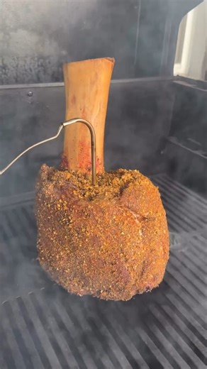 You can't tell us your mouth isn't watering over this Thors Hammer Grilled Cheese Sandwich🤤 Smoked and braised on the Gravity Series! Shop our selection of Smoker Grills here: https://www.masterbuilt.com/collections/charcoal-grills 📸 @elfoodieboricua | Masterbuilt