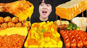 1.3M views · 10K reactions | Youtube➡GONGSAM TABLE 이공삼 . Curry, tteokbokki, sausage, honeycomb, chicken, buldak, naan MUKBANG!! 카레, 떡볶이, 소세지, 허니콤, 난, 치킨, 불닭볶음면 먹방!! . #asmr #mukbang #mukbangkorean #food #koreanfood #eatingshow #eating #asmreatingsounds #asmreating #eatingasmr #asmrsound #mukbangshow #cookingasmr #cooking #Curry #tteokbokki #sausage #honeycomb #chicken #buldak #naan #noodles | GONGSAM TABLE 이공삼 | Facebook
