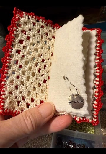 I was asked this morning, what size are my needle books? Like pincushions, all sizes! I put together a 2 minute video that shows a variety of them. They are SO much fun because each one has its own personality! I use quite a few different methods to make them and there are no patterns. Look on YouTube under ‘needle books’ for tutorials. This video is also on my YouTube channel so it has a place to live. Enjoy the inspiration and silence (no sound)!👇🏻 https://youtube.com/shorts/mQOw5rm78pE?si=v