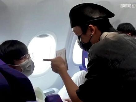 #名场面 #桃元cp#文韬stefan #黄子弘凡 awsl拽住衣领那一刻我脑中自动脑补几万字小说！！！,文韬抓黄子弘凡衣领- 抖音