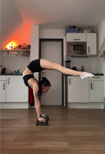 Mastering Handstands: Tips for Spine Safety