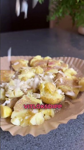 Du måste testa smashed potatoes med vitlöksdipp !