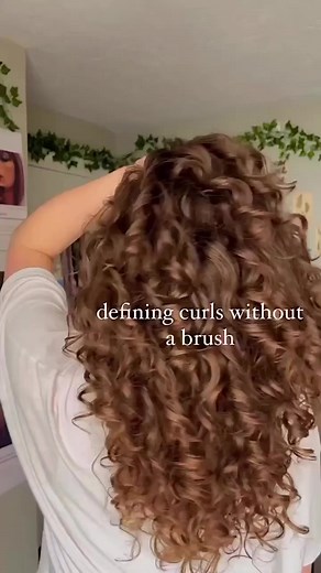 1.3K views | ➰Defining Curls without a brush using the rake & shake technique➰ Have you used the rake & shake technique before? Let us know 殺 Products used:  ReFlex Curl Styling Serum  Hi! Definition Curl Enhancer Styling Gel Cyber Sale now until 11/29 - up to 30% off at discovertreluxe.com : @curlsjulia | TréLuxe Hair Care | Facebook