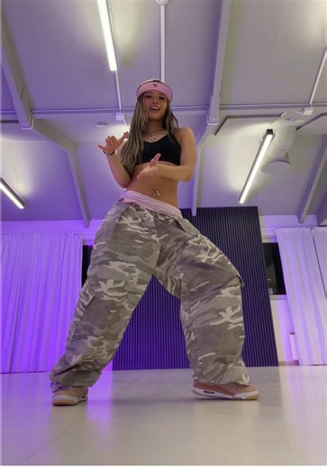 Dc: @Jean-Victor | tiktok with people dancing