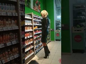 Tussi mit Lederrock und Lederjacke stöckelt in 15cm High Heel Stiefeln mit Corona Schutz Latex Maske