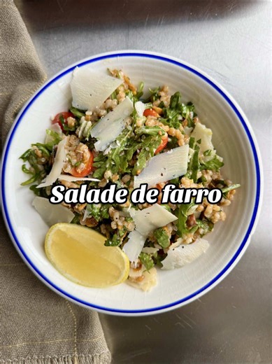 Salade de farro style Charlie Bird 👌🏼 Le resto culte à NYC, Charlie Bird, servirait LA meilleure salade de farro au monde. @inagarten m’a influencé à l’essayer et je suis maintenant addict! La recette est sur domcooks.com #sogood #domcooks #saladedhiver