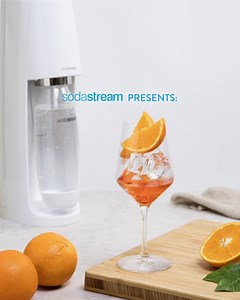 Bubbles are better at night! 💙 AFTER HOURS SPARKLE Ingredients: • SodaStream sparkling water • 30ml Aperol • 30ml gin • 20ml white wine • Ice • Orange slices, to garnish Method: To prepare the SodaStream sparkling water: Fill a SodaStream carbonating bottle with cold water and carbonate. In a wine glass add Ice, Aperol, gin and white wine. Garnish with orange slices. Add sparkling water and mix lightly. After more bubbly beverages? View our recipie book here: https://bit.ly/2QEsRZp #BubblesForN