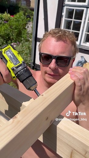 Byggemand Bob bygger en grillhytte til sommeren