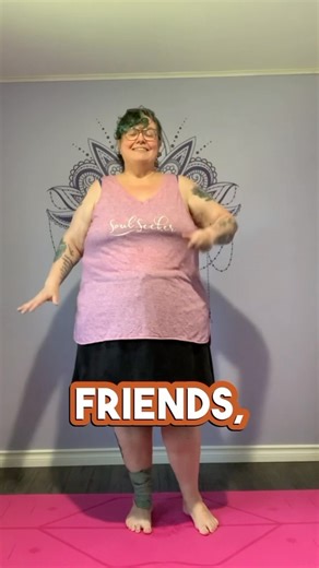 🌟 We are so happy to have Cara raevynn_yoga on our faculty teaching yoga for larger bodies. 🙌🏽🧘🏽‍♀️ Very few yoga schools take the time to teach yoga to bodies different from the stereotypes. 🧘‍♂️✨ Teachers graduate and enter a world where most people won’t look like those at their training. And that’s where the problem begins. 🚫👥 Yoga teachers are not prepared to accommodate students who look different or need different accommodations. This is not the student’s fault, but a lack of awar