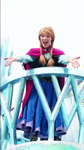 So many kisses #anna #frozen #disneyland