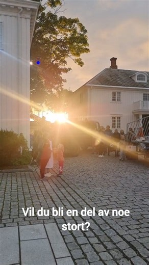 Audition til «Husmorskolen» Vi trenger skuespillere fra 18 år og oppover og har derfor audition. Hvor: Ørland Kultursenter Når: Søndag 09 november, fra Kl.13.30 og utover. Det er fint om du forbereder en sang. (Vi stiller med en Bluetooth-høyttaler om du ønsker å ha med deg backing track) Ellers blir det litt dansing og litt teaterimprovisasjon. Påmelding til Gunn Kristin Ørsleie på mail gunn.kristin.orsleie@orland.kommune.no Frist for påmelding er 5 november. Skriv gjerne noen ord om deg selv. 