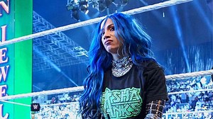 Photo: Sasha Banks' reaction after a fan came close to her while taking a picture