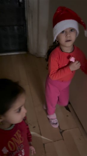 Gönüllü İyilik Hareketi on Instagram: "Çikolata, tablet ve yatak istedi Melek ❤️‍🩹 Üç kız çocuğu ve çaresiz bir anne… Atığı katık ediyorlar. Evde doğalgaz yok, soba kurulamıyor. Sadece mini elektrikli ısıtıcıyla ısınmaya çalışıyorlar. Baba cezaevinde… Kira 6000 TL, üç aylık kira borçları, 2000 TL’de bakkal borçları var. Çamaşır makinesi bozulmuş acil ihtiyaç. 🏡Aile için umut olmak isteyen gönüllülerimiz sayfamızla veya WhatsApp hattımızla📱0 543 205 55 43📱 iletişime geçebilirler. Aile Ankara’