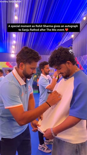 A special moment as Rohit Sharma gives an autograph to Sanju Rathod after The Mix event. 💙🥹