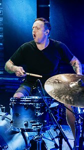 Coheed and Cambria’s Josh Eppard performs “Gravity's Union” 👊🏼 Join us as Josh shares his approach to tackling this dynamic and challenging song. He explains how the basic groove is the song's defining feature and discusses experimenting with John Bonham-inspired elements. Watch his full #DrumeoLIVE session, where we dive into the creative process behind Coheed and Cambria's music. Josh also opens up about his experiences and the challenges of bringing the drum parts to life. 🥁: Josh Eppard �