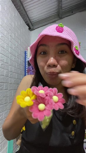 DIY Fuzzy Wire Daisy Bouquet with Pom Pom Balls