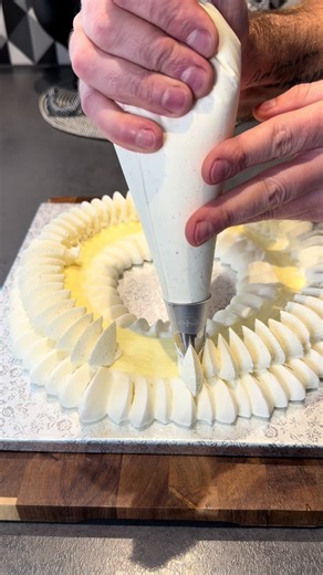 STOP 🛑🍓 Cette Pavlova fruits rouges est beaucoup trop satisfaisante à monter 😍 Meringue crousti-fondante ✨ Ganache montée vanille & chocolat blanc 🤍 Insert compotée de fruits rouges pour le twist 💥 Regarde jusqu’au bout… la fin vaut le détour 👀🔥 #pavlova #fruitsrouges #desserttiktok #foodtok #patisserie