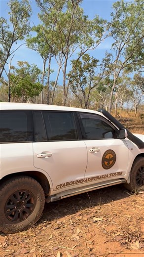 CYAROUND AUSTRALIA TOURS on Instagram: "Throw back to when we snapped an axle on the corrugated roads last season. We are always prepared for unplanned mishaps out bush and this was the first real break down in 4 years. It’s all about being prepared and how u handle the situation. In this case we threw literally everything we had in the back of the cruiser and pushed on for the day. Later that afternoon whilst my guests were on a scenic boat cruise, I shot back out bush and self recovered the tr