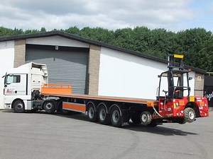 HGV Trailer Rental - 40 foot Flatbed Tri-Axle, Moffett Mounting Kit - Vehicle Hire 🛻 🚐 🚚
