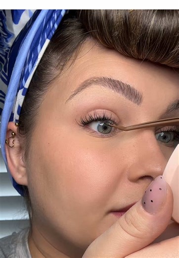 Quick and easy lash tutorial! The band is so invisible and light this is perfect for beginners or anyone in a rush! 🤍 #lashclusters #spiderlashes #lashes #lashextensions #tiktokshopcreatorpicks