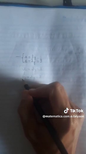 Sistema de equações do 1° grau com duas incógnitas - Veja como resolver essa💁‍♂️✔ #matematica #videotiktok #aprendernotiktok #equações #resolvendoquestoes