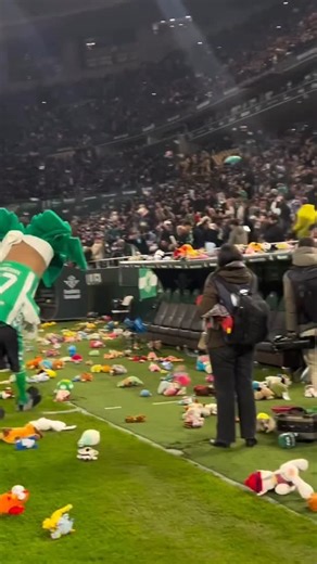 𝑴𝒂𝒈𝒊𝒄 𝒎𝒐𝒎𝒆𝒏𝒕 𝐛𝐲 𝐑𝐞𝐚𝐥 𝐁𝐞𝐭𝐢𝐬 𝐟𝐚𝐧𝐬 💚🥺 During their last home game, the annual tradition took place for the lluvia de peluches, stuffed 𝐭𝐨𝐲𝐬 thrown to the pitch and collected for 𝐝𝐢𝐬𝐚𝐝𝐯𝐚𝐧𝐭𝐚𝐠𝐞𝐝 𝐜𝐡𝐢𝐥𝐝𝐫𝐞𝐧 🧸 It’s always happening ahead of Christmas, 15.000 toys are gifted for collection and sent immediately to kids in hospital and in difficult situations in Sevilla. ❤️‍🩹🎄 𝑩𝒆𝒂𝒖𝒕𝒊𝒇𝒖𝒍. 🥰🪁 @dazn_es | Fabrizio Romano
