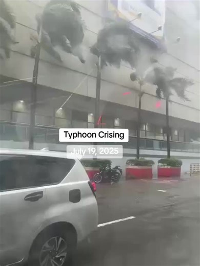 Rain is pouring hard today—please stay safe and dry! Avoid flooded areas, charge your phones, and check in with loved ones. #HeavyRainReminder #StaySafe