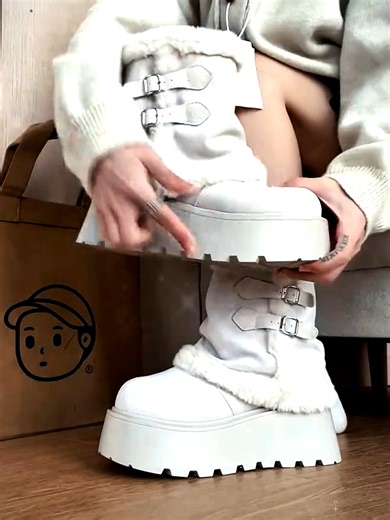 「冬の靴が寒くて履けない…😩 このボアブーツなら、ふわふわの裏地が足元を暖かく守ってくれる！ 厚底で歩きやすく、雪道でも滑りにくい安心設計✨ ベルトデザインがおしゃれで、スカートとの相性も抜群！ 今すぐ手に入れて、寒さを忘れるような冬を過ごそう👇」 #冬靴 #ボアシューズ #厚底 #暖かい #ファッション #TikTokおすすめ