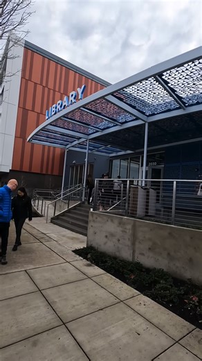📚NEW: Northwest Library in Portland is a dreeeeeeam. @multnomahcountylibrary 📚✨ If you’re a Multnomah County Library regular like me, this one’s a must-visit. The Northwest Library has officially reopened in its new home on NW Pettygrove Street, and it’s bigger, brighter, and thoughtfully designed for families. Inside you’ll find a spacious storytime area, an indoor interactive play space for little ones, plenty of books, movies, and tech for all ages, plus a spot where kids can eat a small sn