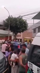 Bronca en Moyopampa entre choferes y una familia de una combi de Huaycan al haber congestión vehicular rozaron un auto y laclmbi hoy viernes 26 dic a las 4.16 pm. No hubo policías, informo, Chicho.. | Central TV Perú