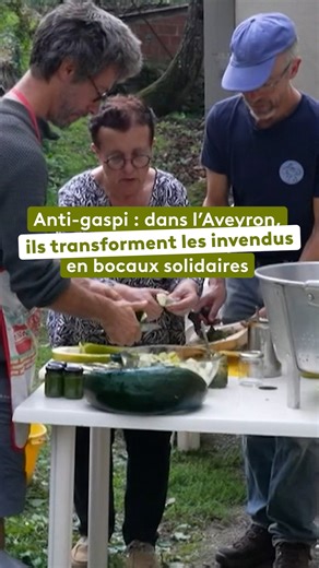 Pour lutter contre le gaspillage, ils font des bocaux solidaires ! 🫙​ Dans le village de Najac, dans l’Aveyron, une initiative est née il y a 3 ans : utiliser les invendus des maraîchers et les surplus des jardins pour en faire des bocaux et les mettre à disposition des plus démunis. Entre coulis de tomates, pestos et ratatouilles, l’initiative solidaire allie lutte contre le gaspillage, convivialité et entraide, au bénéfice de tout le village. 👉 Retrouvez le JT de 13h sur notre plateforme fra